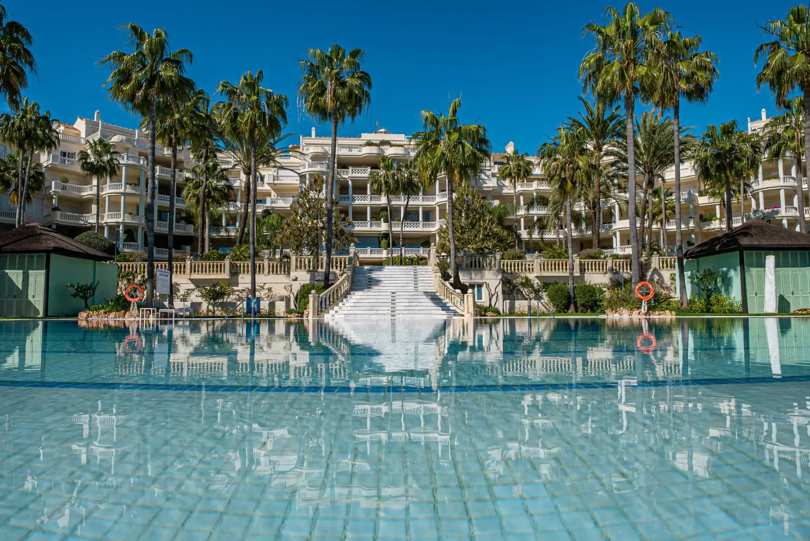 Apartment with pool for sale in Selwo