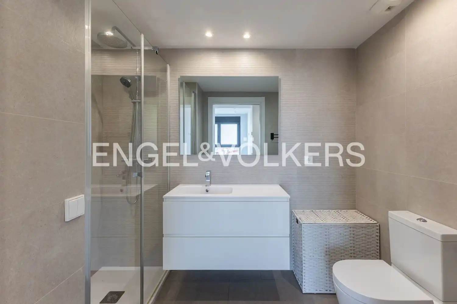 Bathroom of Flat for rent in Valencia  with Air Conditioner, Heating and Terrace