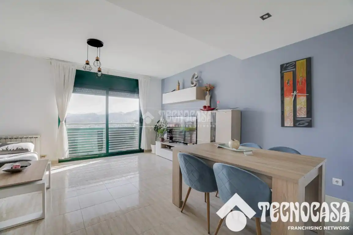 Sala de estar de Casa adosada en venta en Sant Vicenç Dels Horts con Aire acondicionado y Calefacción