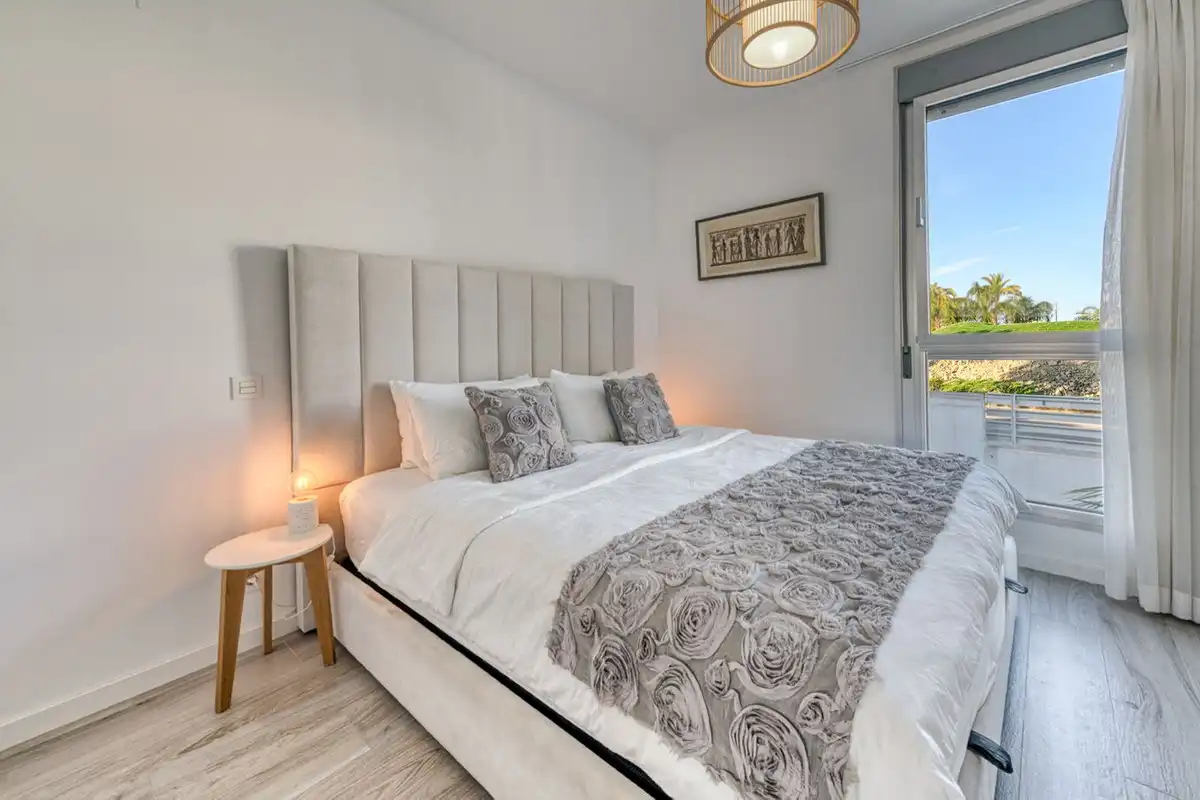 Schlafzimmer von Dachboden zum Verkauf in Estepona mit Klimaanlage, Terrasse und Abstellraum