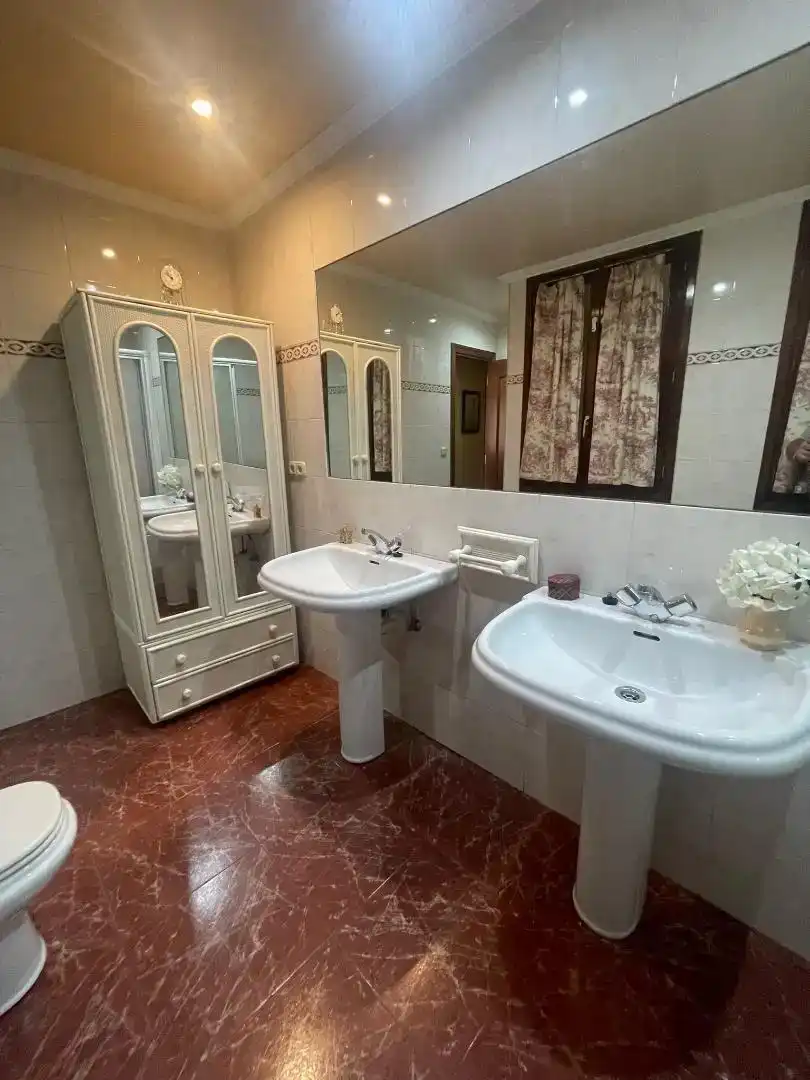 Badezimmer von Wohnung zur Miete in Irun  mit Parkett, Möbliert und Ofen