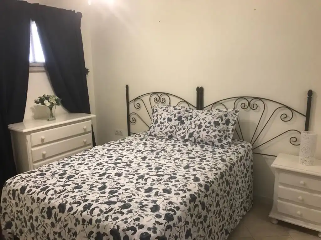 Dormitori de Apartament de lloguer en Benalmádena amb Aire condicionat i Moblat