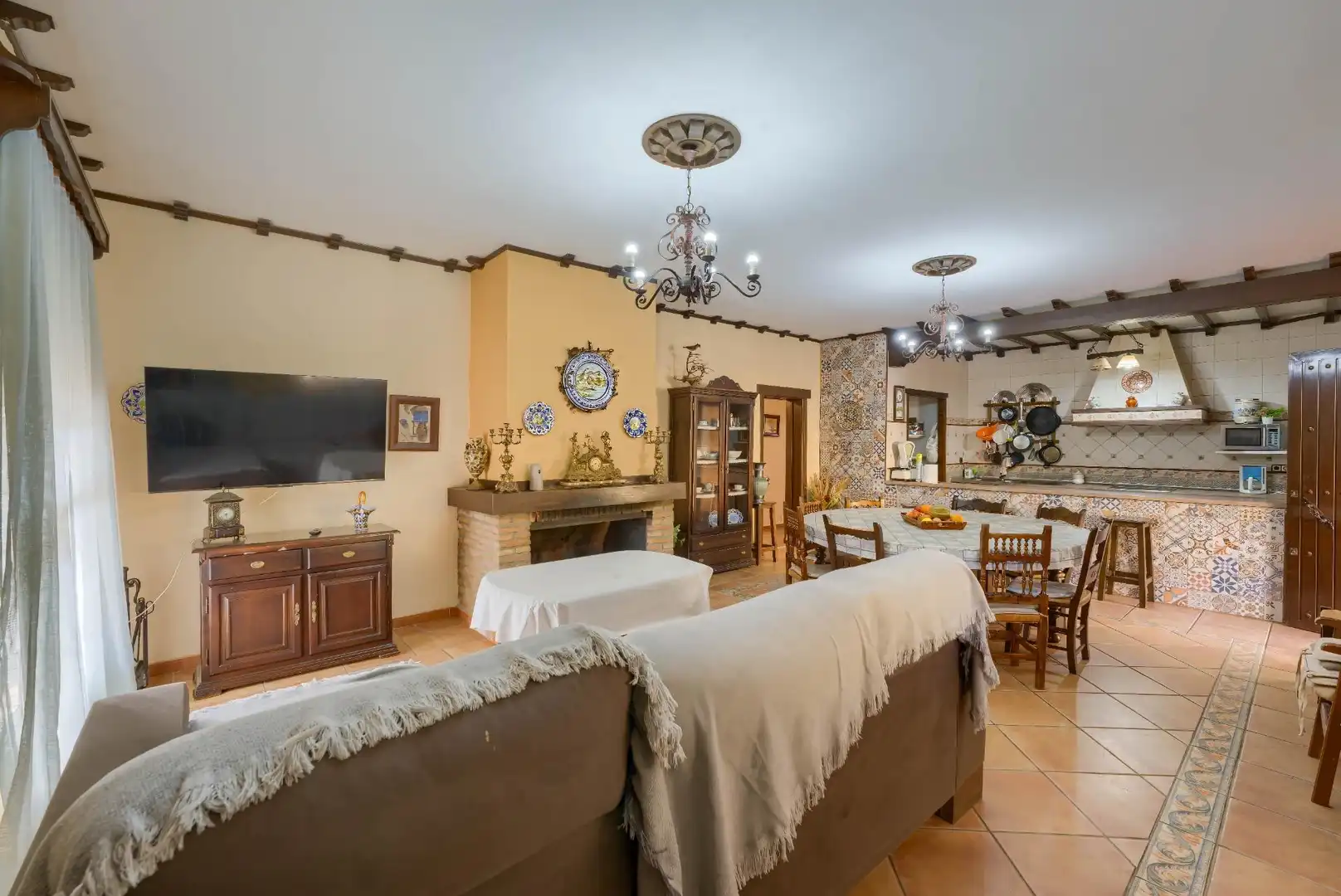 Sala de estar de Casa o chalet en venta en Sanlúcar la Mayor con Aire acondicionado, Calefacción y Jardín privado