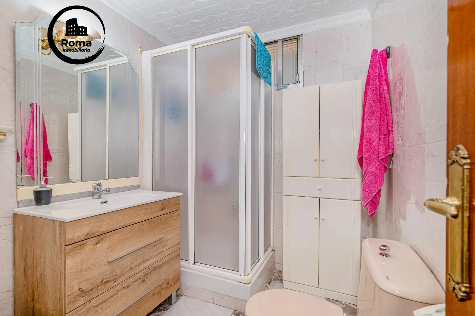 Bathroom of Flat for sale in Granada  with Air Conditioner, Terrace and Storage room