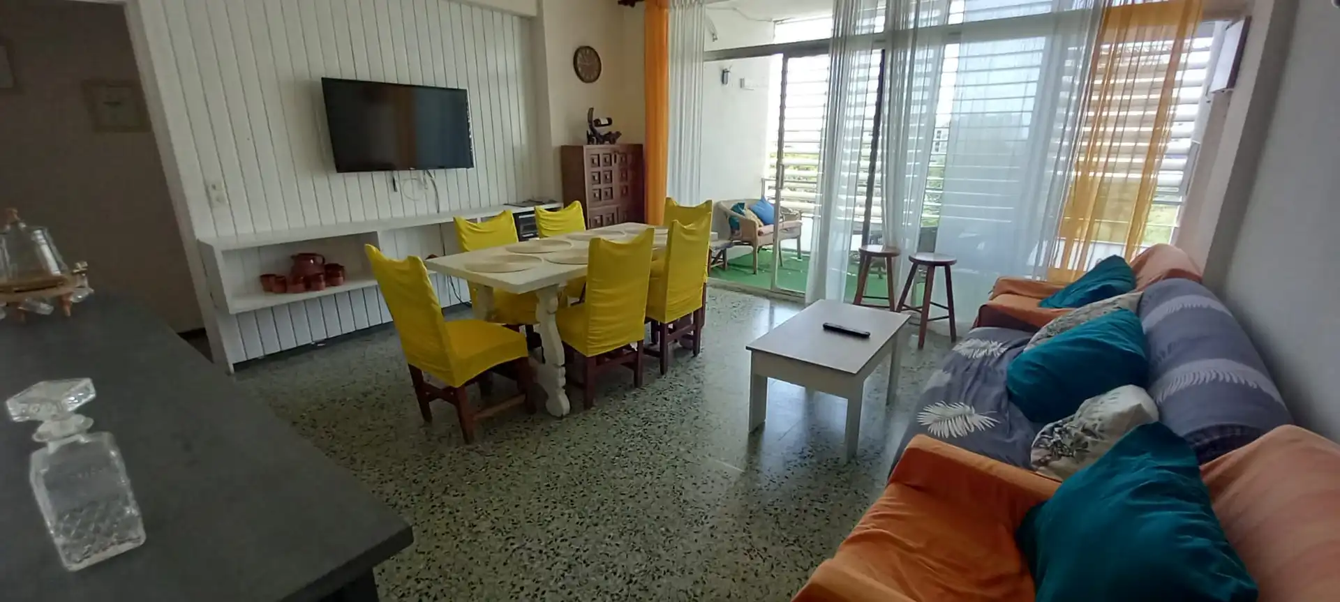 Sala d'estar de Apartament en venda en Roses amb Jardí privat