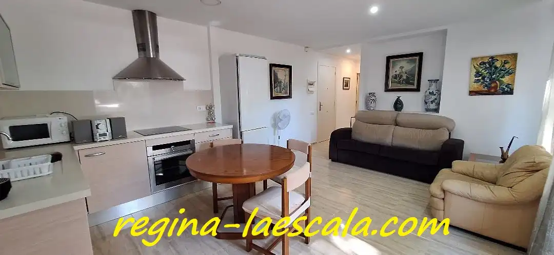 Sala de estar de Planta baja en venta en L'Escala con Amueblado y Piscina comunitaria