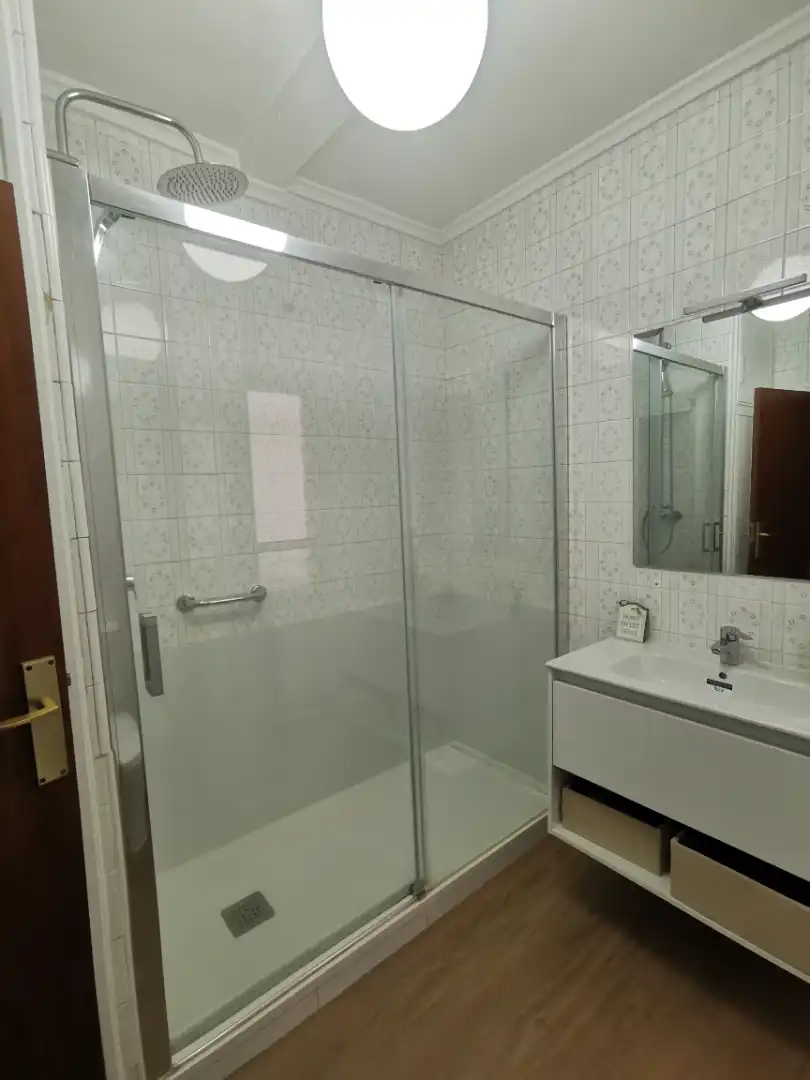 Badezimmer von Wohnung zur Miete in Salamanca mit Heizung, Parkett und Möbliert