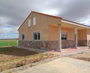 Vista exterior de Casa o xalet en venda en Pozuelo del Páramo amb Calefacció