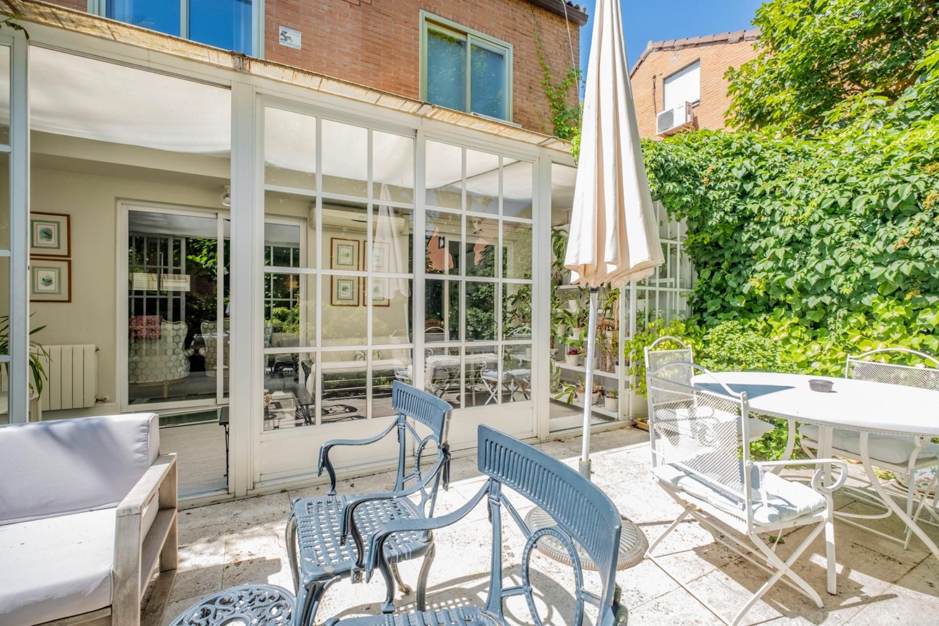 Terrassa de Casa adosada en venda en La Moraleja amb Aire condicionat, Calefacció i Jardí privat