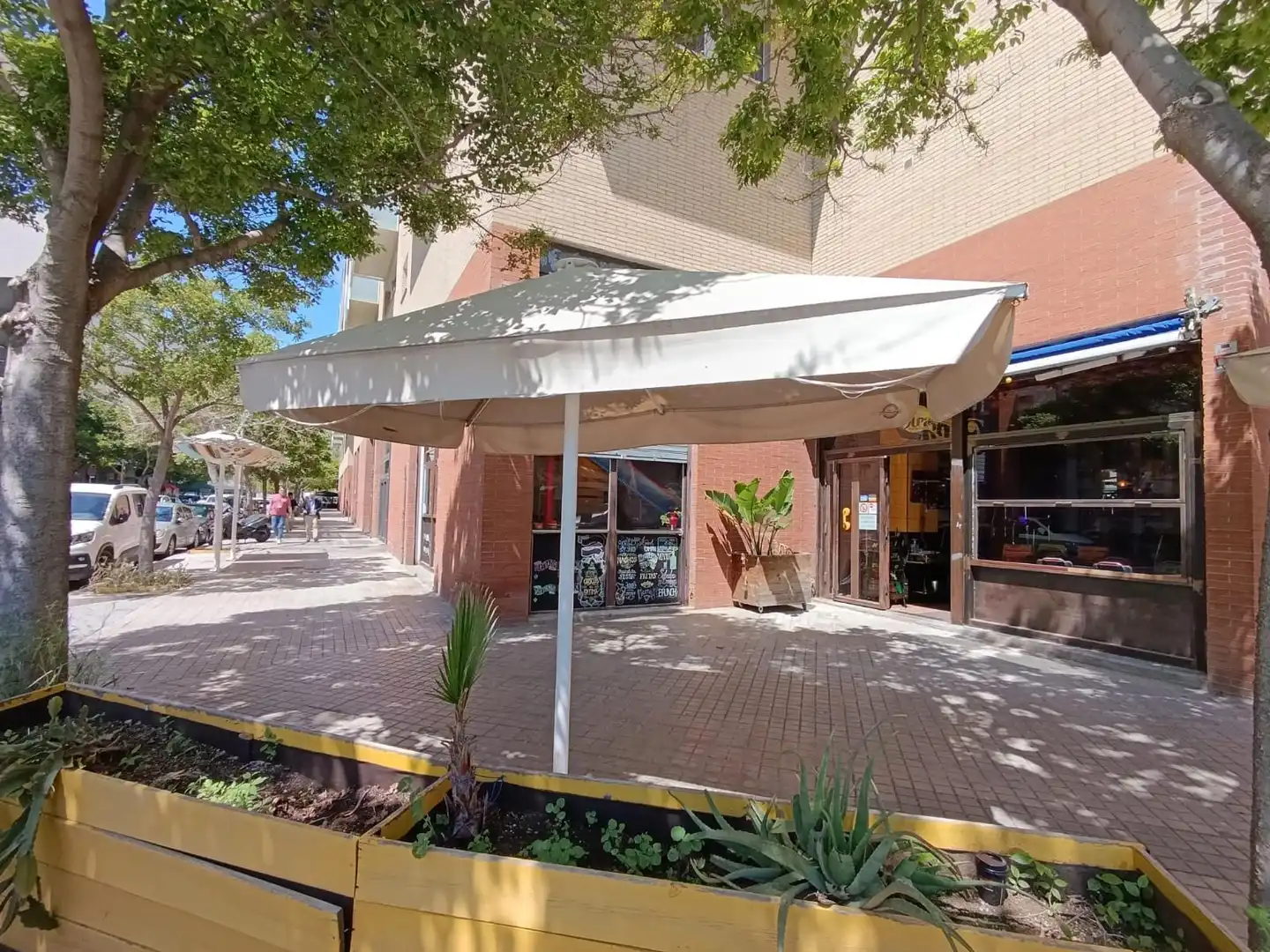 Terraza de Local en traspaso en Barcelona con Aire acondicionado, Internet y Alarma