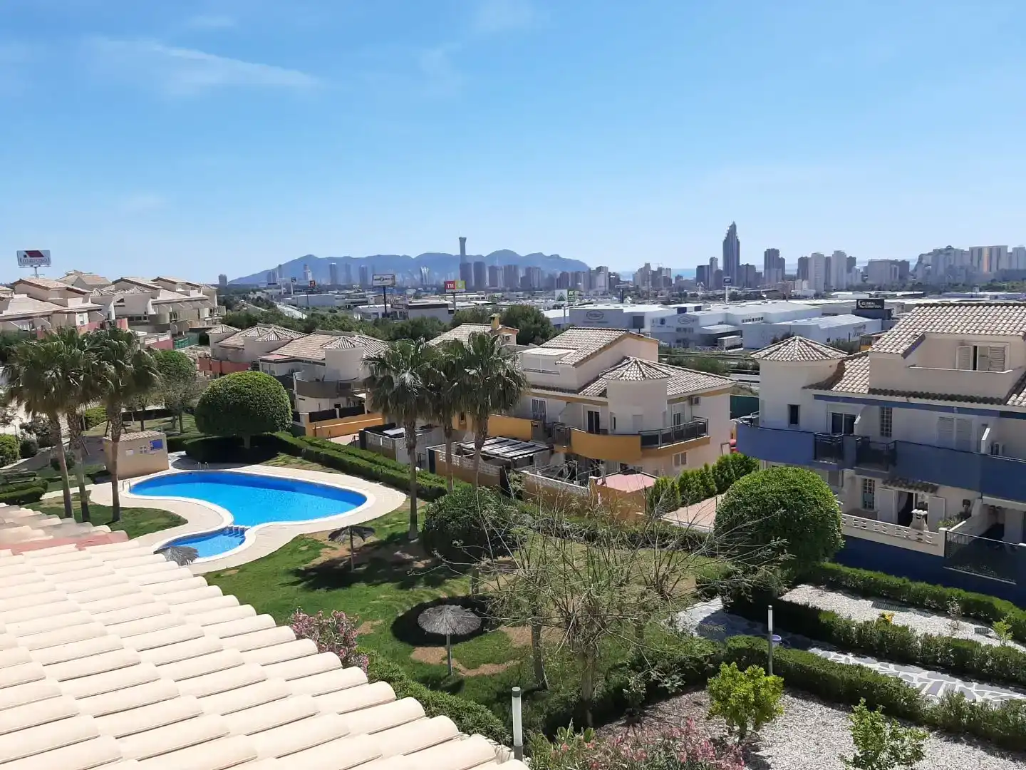 Vista exterior de Pis en venda en Finestrat amb Aire condicionat, Jardí privat i Piscina