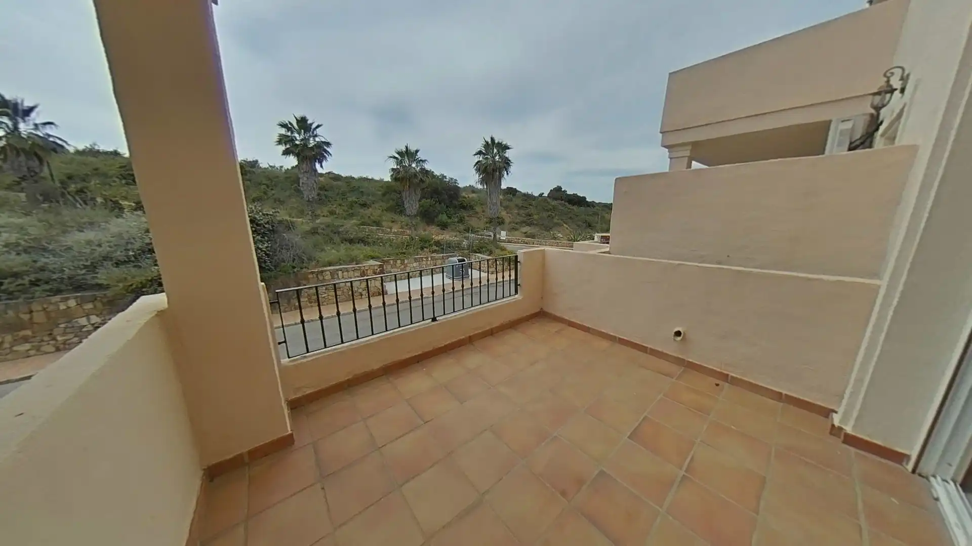Terrasse von Wohnungen zum Verkauf in Manilva mit Klimaanlage, Abstellraum und Schwimmbad