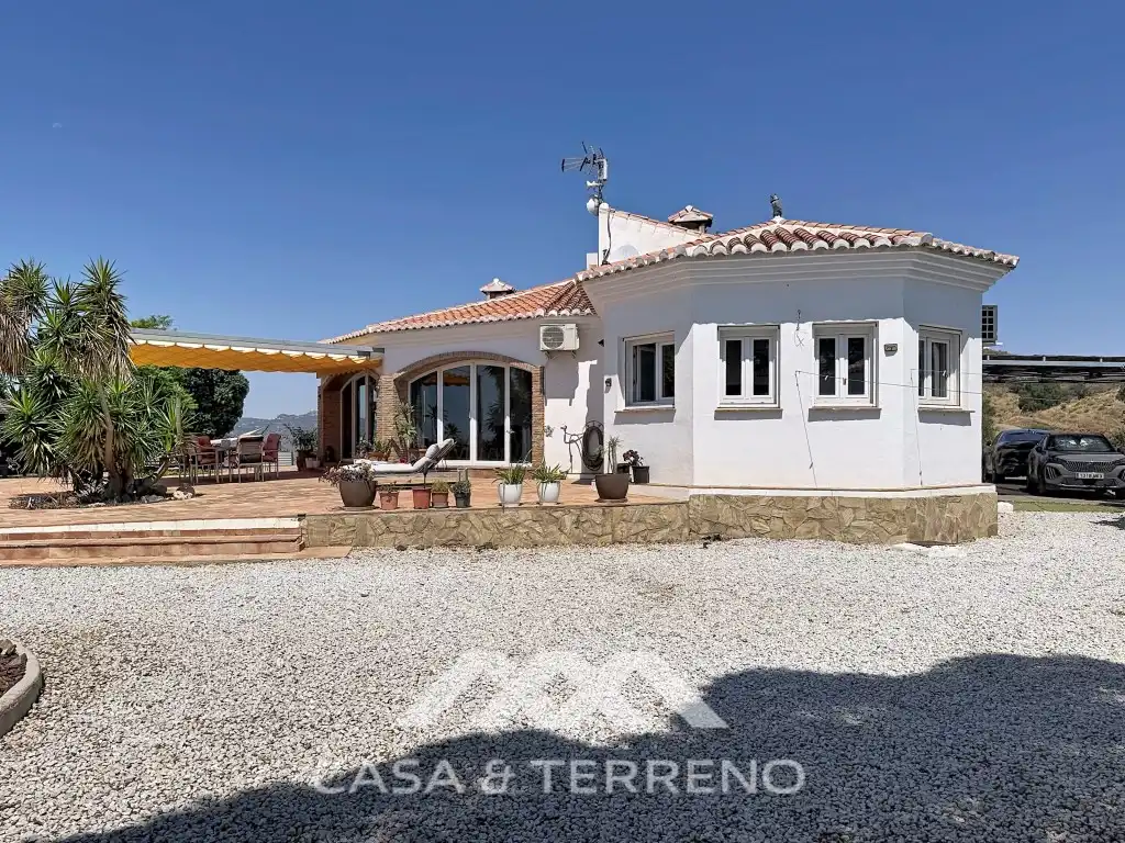 Vista exterior de Casa o xalet en venda en Vélez-Málaga amb Aire condicionat, Jardí privat i Terrassa