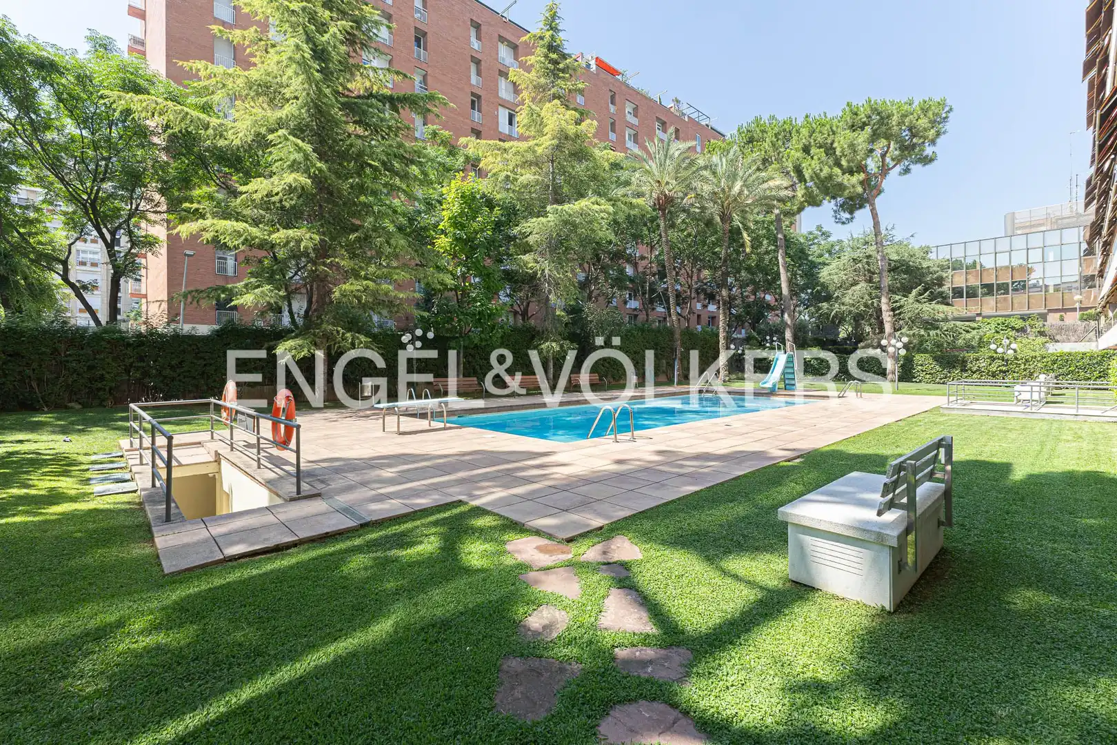 Piscina de Pis en venda en Barcelona amb Aire condicionat, Calefacció i Jardí privat