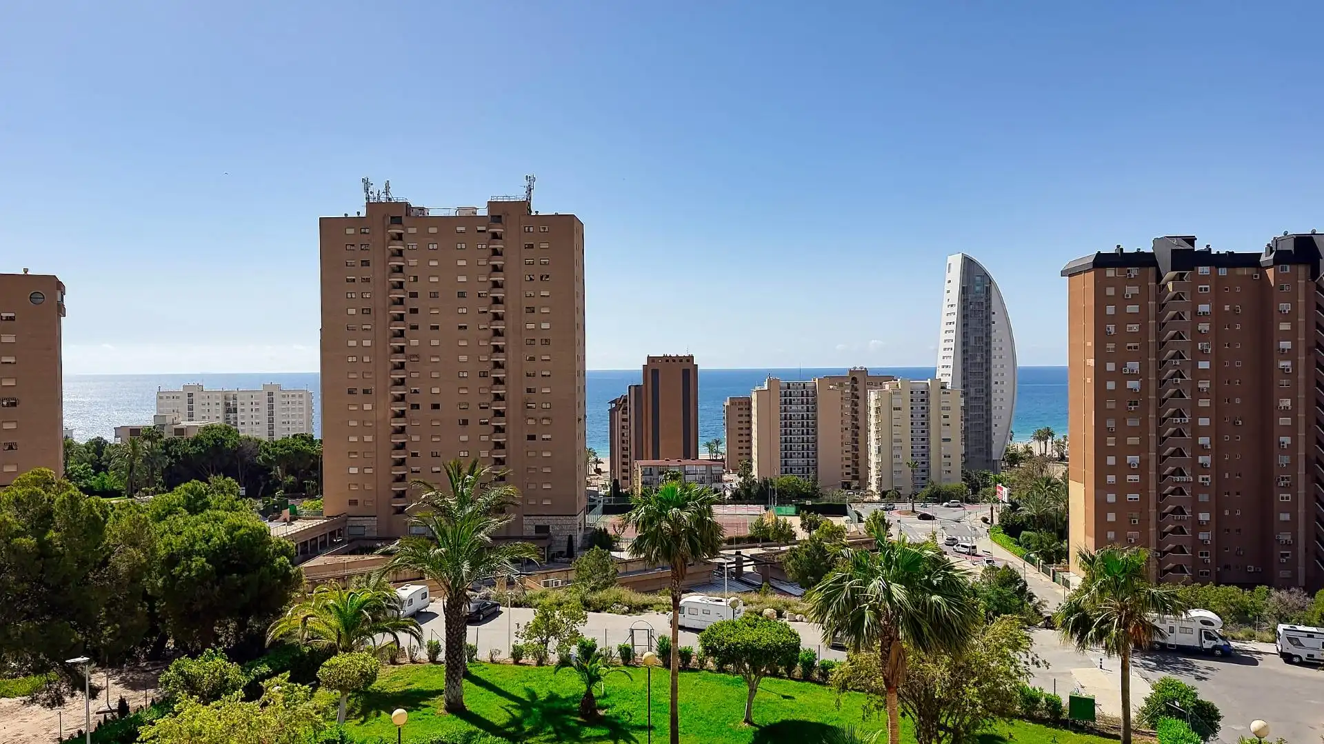 Vista exterior de Pis en venda en Benidorm amb Aire condicionat, Jardí privat i Terrassa