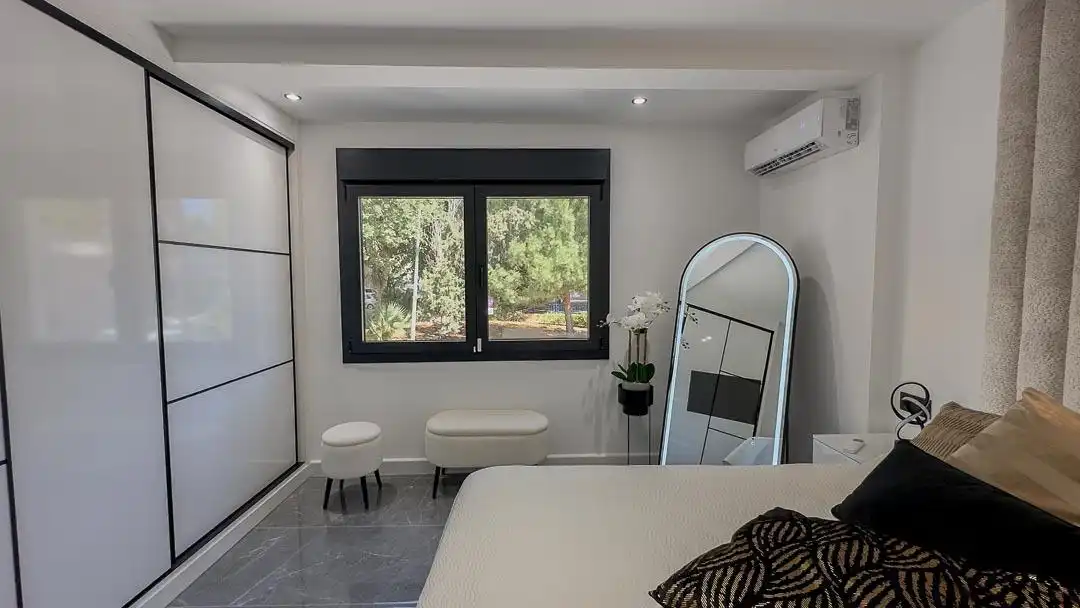 Habitación de Casa adosada en venta en Málaga con Aire acondicionado, Terraza y Amueblado