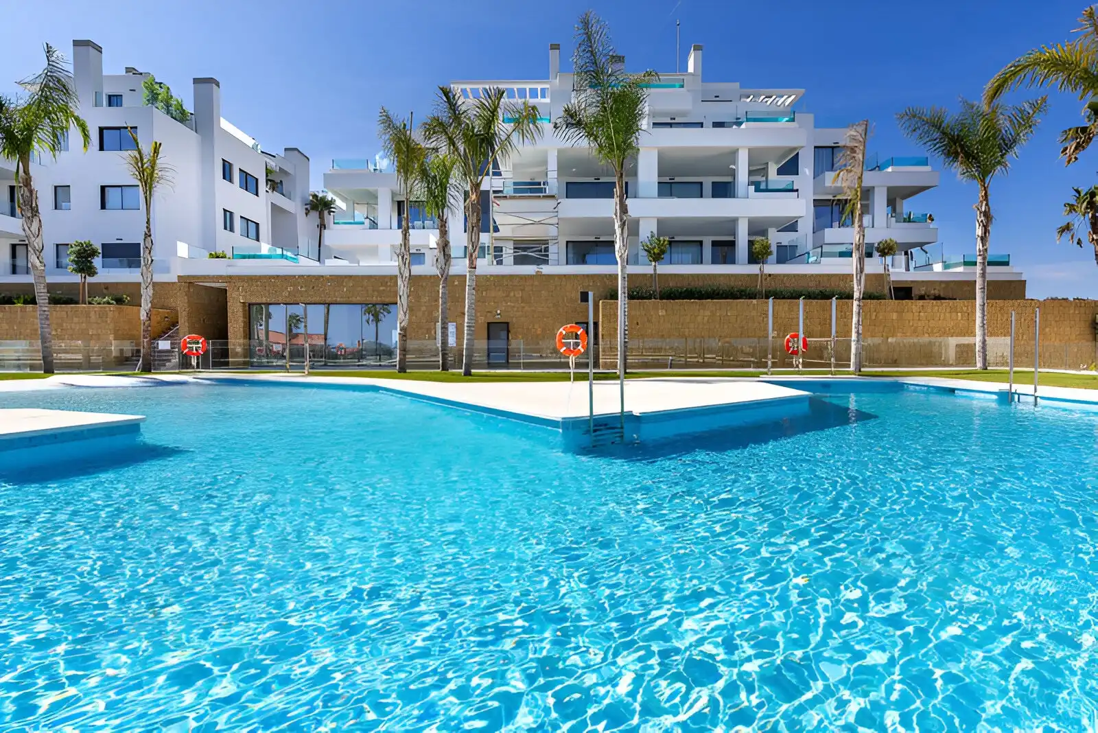 Apartamento con piscina en venta en El Faro de Calaburra - Chaparral