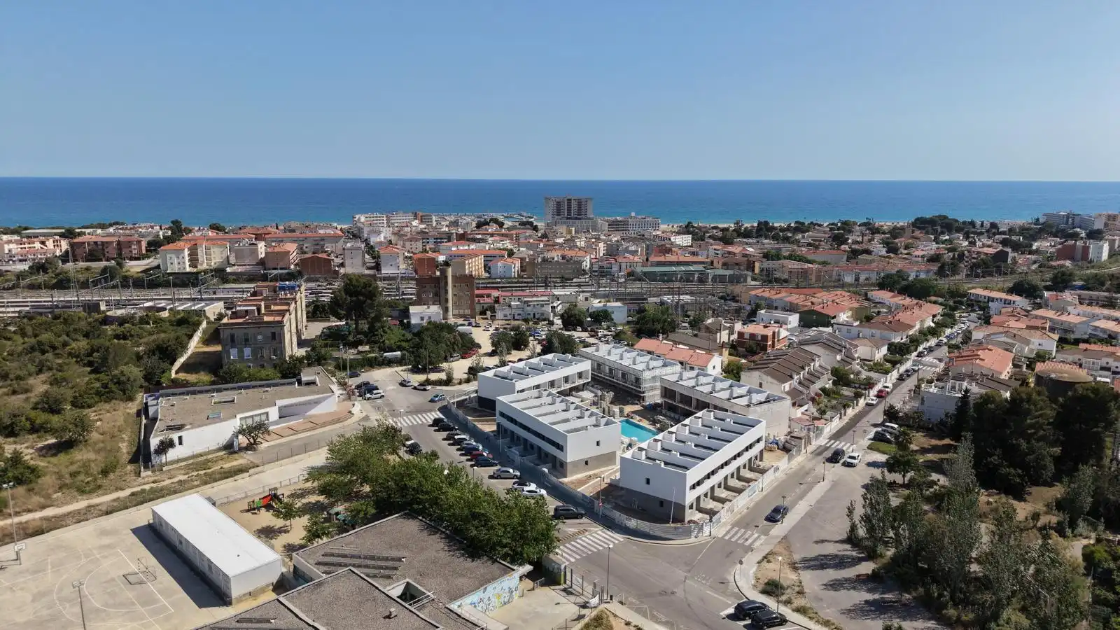 Außenansicht von Einfamilien-Reihenhaus zum Verkauf in El Vendrell mit Klimaanlage, Heizung und Privatgarten