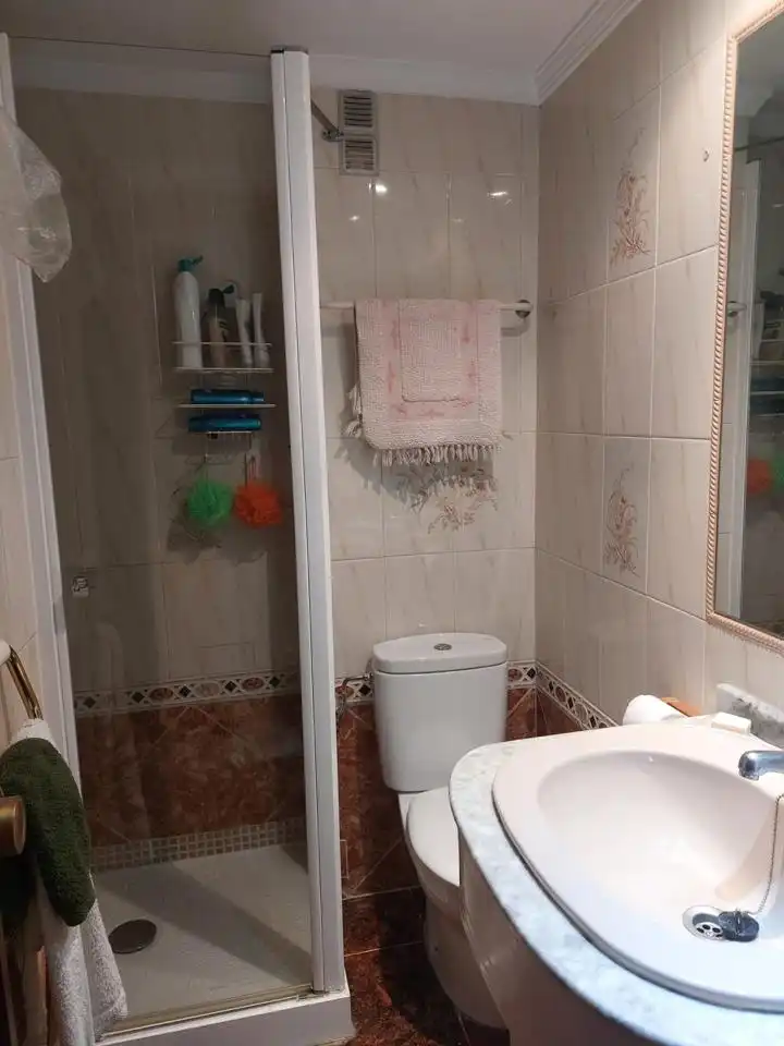 Baño de Piso de alquiler en Cádiz con Balcón