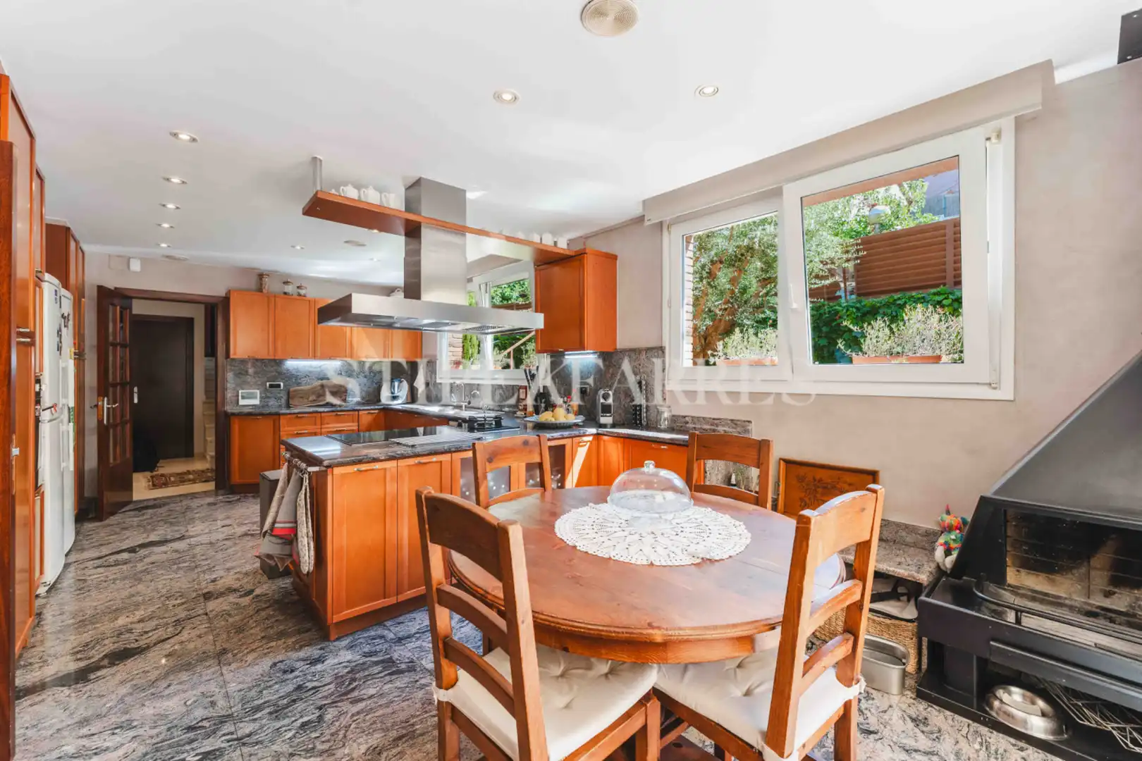 Küche von Haus oder Chalet zum Verkauf in Barcelona mit Klimaanlage, Heizung und Privatgarten