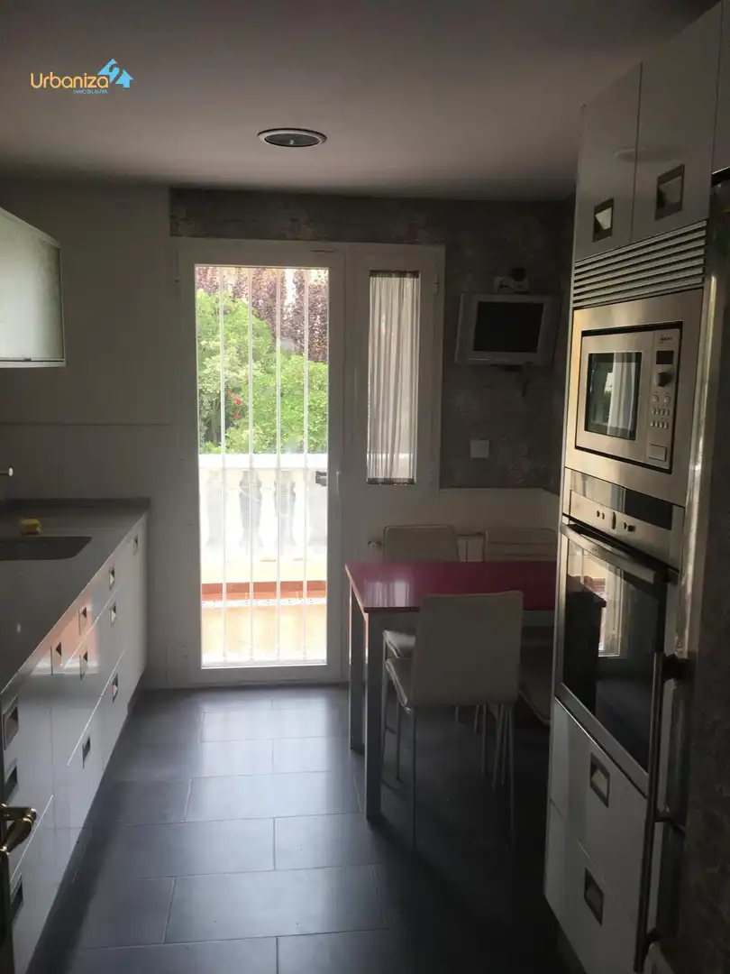 Cuina de Casa adosada en venda en Badajoz amb Calefacció, Terrassa i Piscina comunitària