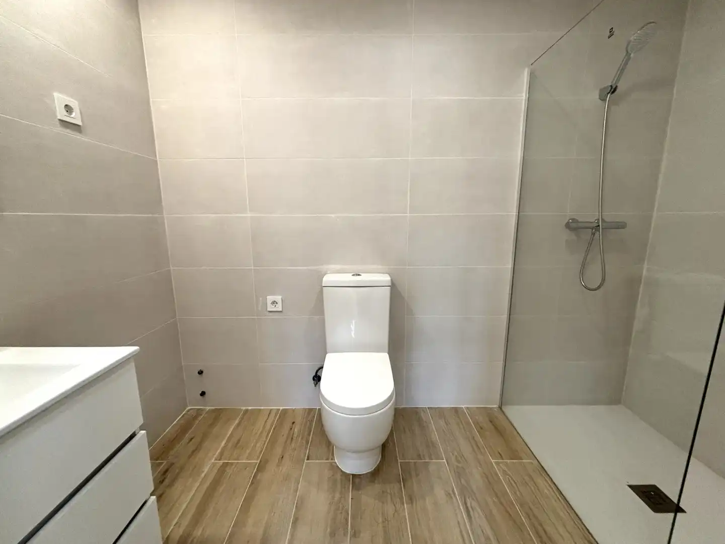 Bathroom of Flat for sale in Girona  with Air Conditioner, Heating and Parquet flooring