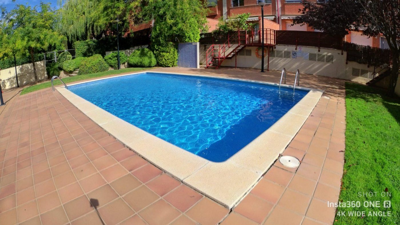 Piscina de Casa adosada en venda en Sant Cugat del Vallès amb Aire condicionat, Calefacció i Jardí privat