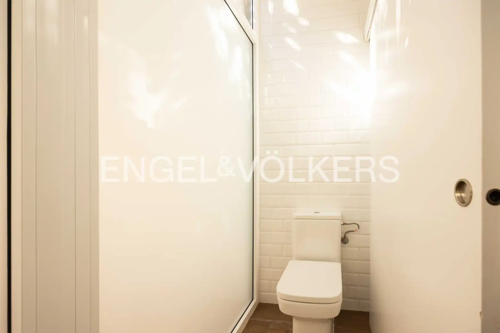 Badezimmer von Erdgeschoss zum Verkauf in Barcelona mit Klimaanlage, Heizung und Parkett