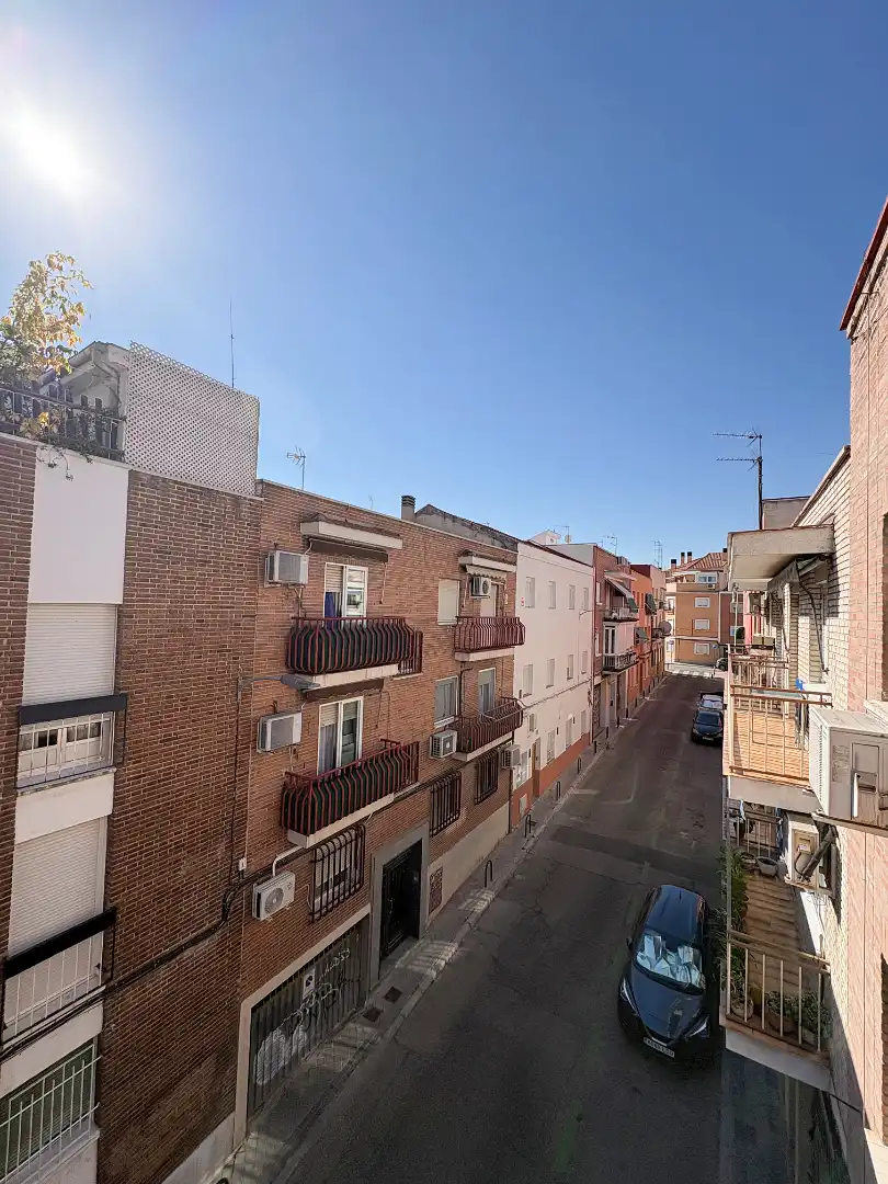 Außenansicht von Wohnung zum Verkauf in Madrid mit Klimaanlage und Balkon