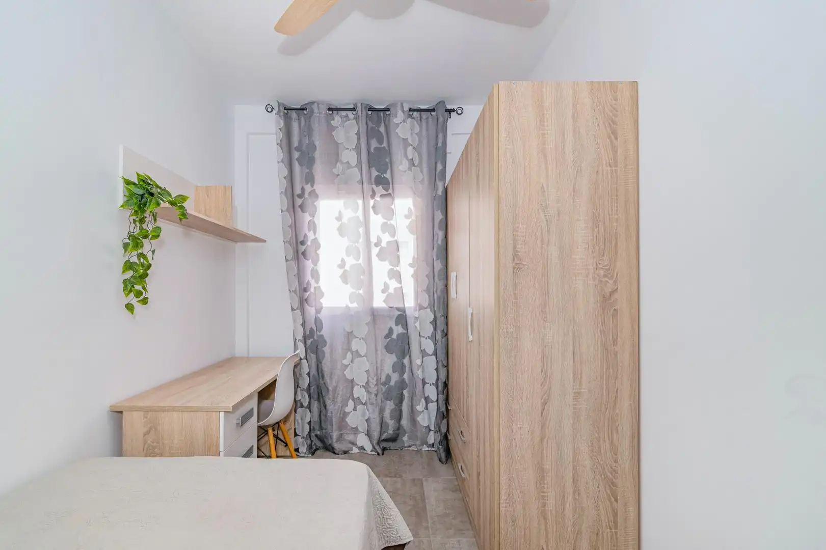Bedroom of Flat for sale in Granada  with Air Conditioner, Heating and Terrace