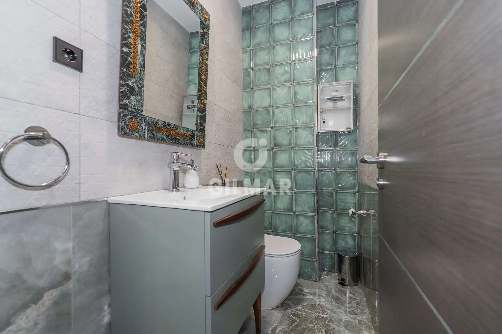 Badezimmer von Einfamilien-Reihenhaus zum Verkauf in Pozuelo de Alarcón mit Heizung und Privatgarten