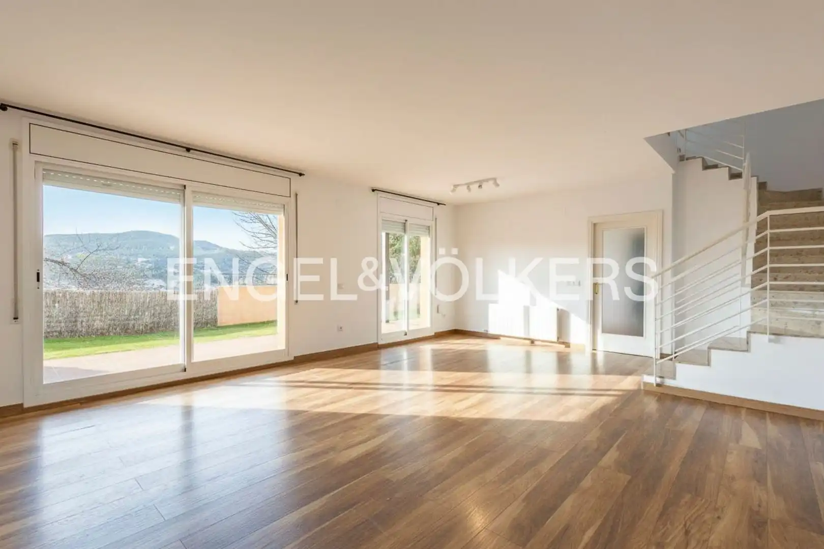 Sala de estar de Casa o chalet en venta en Vallirana con Calefacción, Jardín privado y Parquet