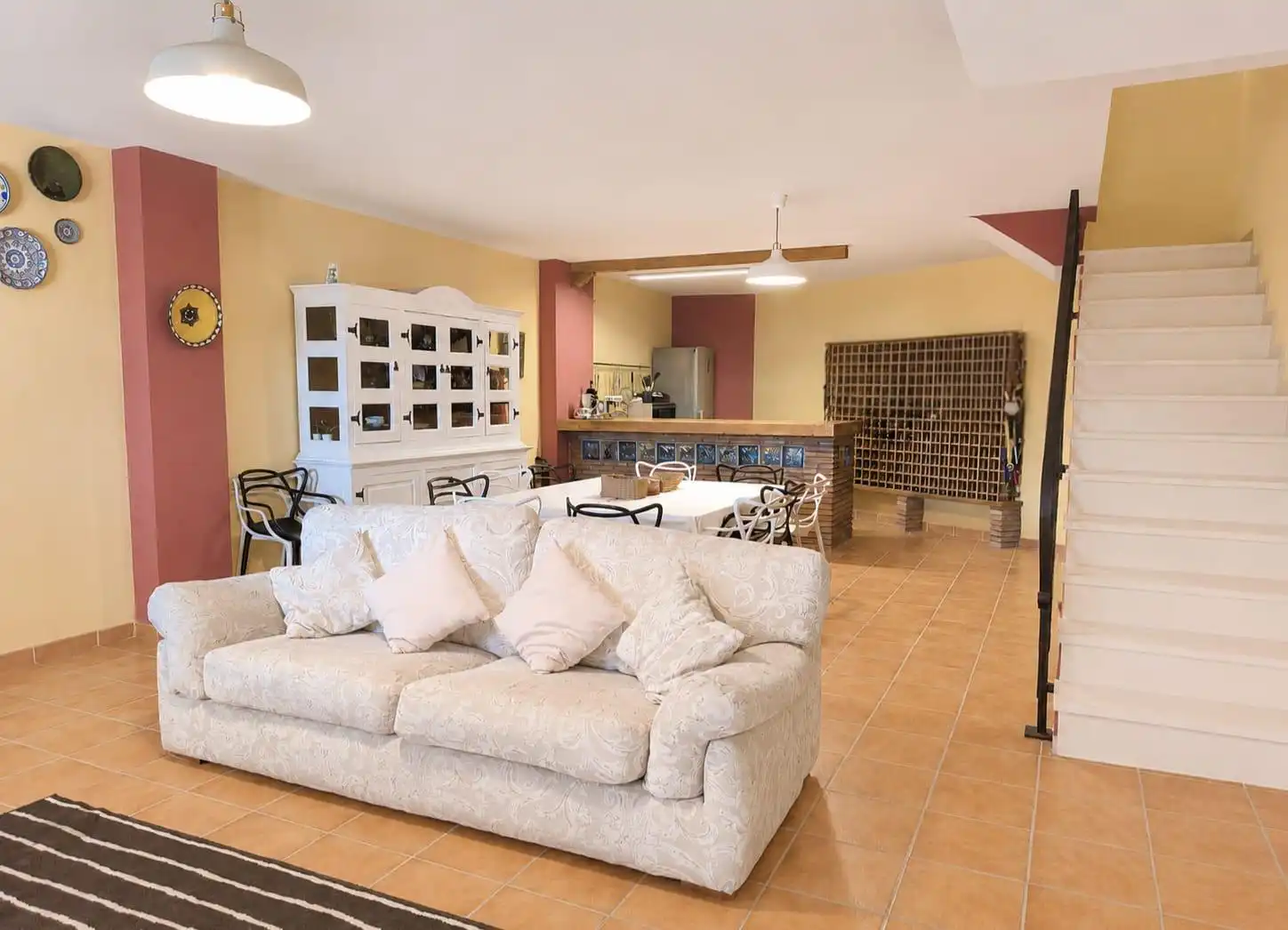Sala d'estar de Casa adosada en venda en Rincón de la Victoria amb Aire condicionat, Calefacció i Jardí privat