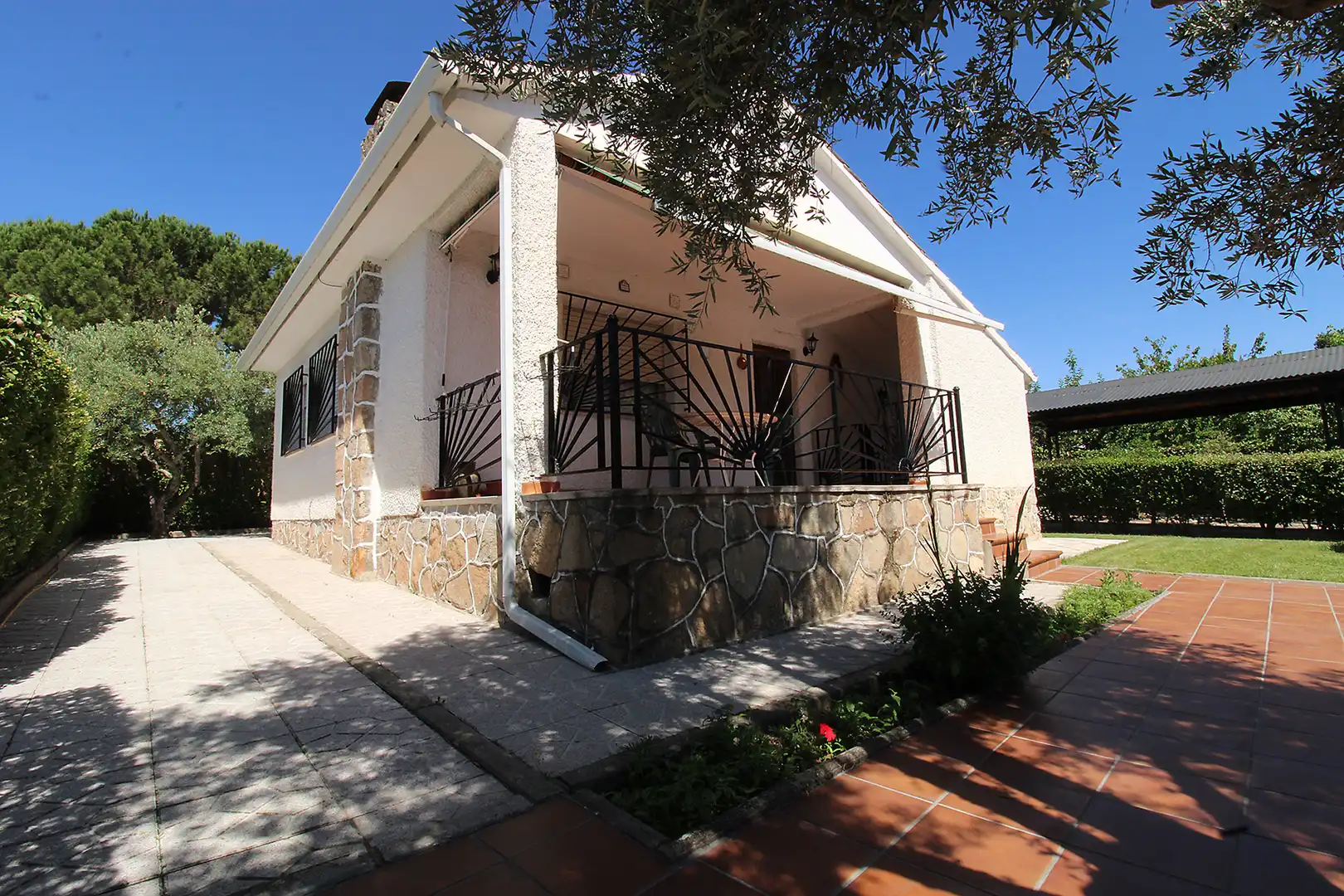 Außenansicht von Einfamilien-Reihenhaus zum Verkauf in Torremocha de Jarama mit Heizung, Privatgarten und Internet