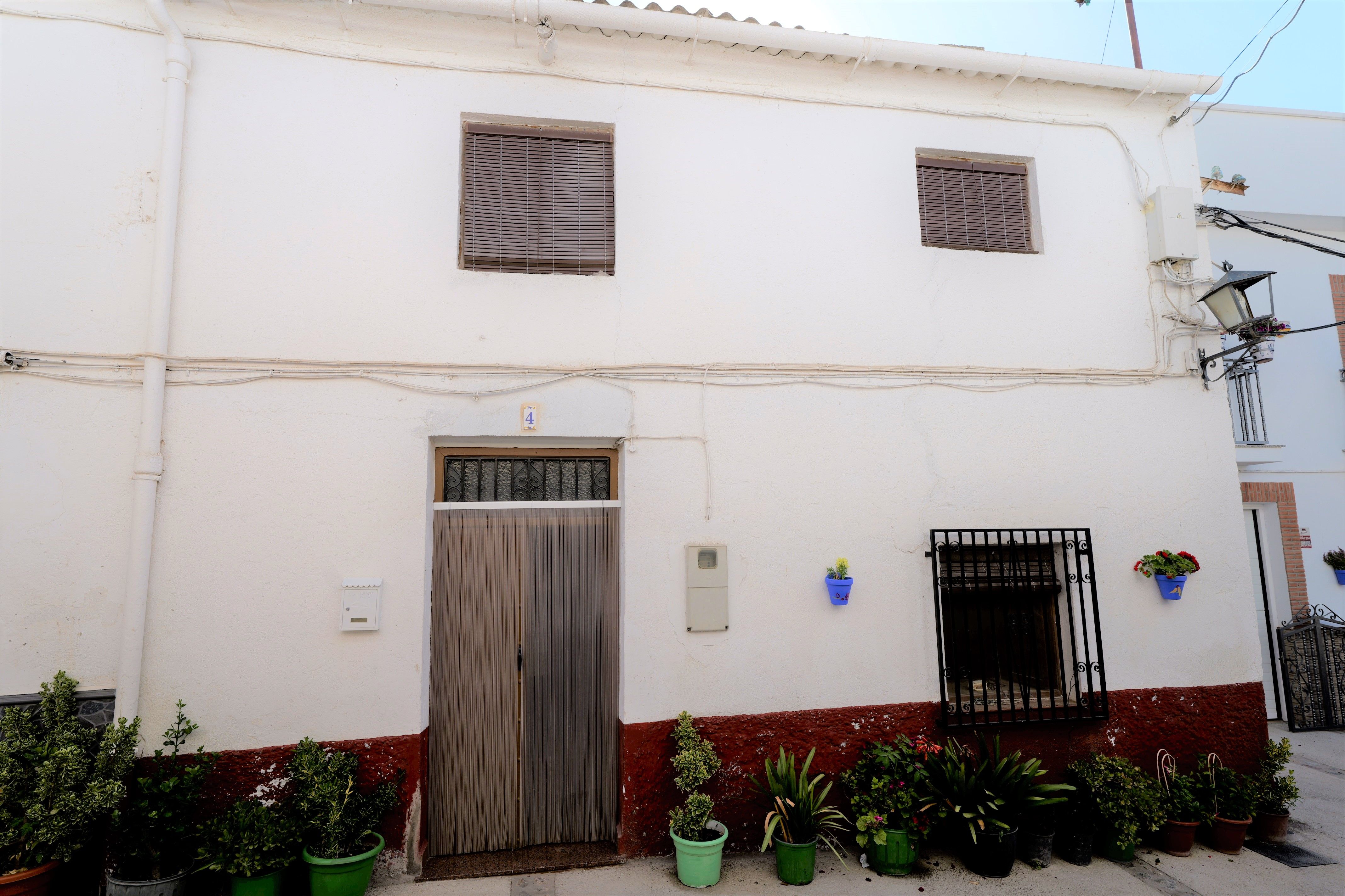 Vista exterior de Casa adosada en venda en Turón amb Jardí privat, Terrassa i Moblat