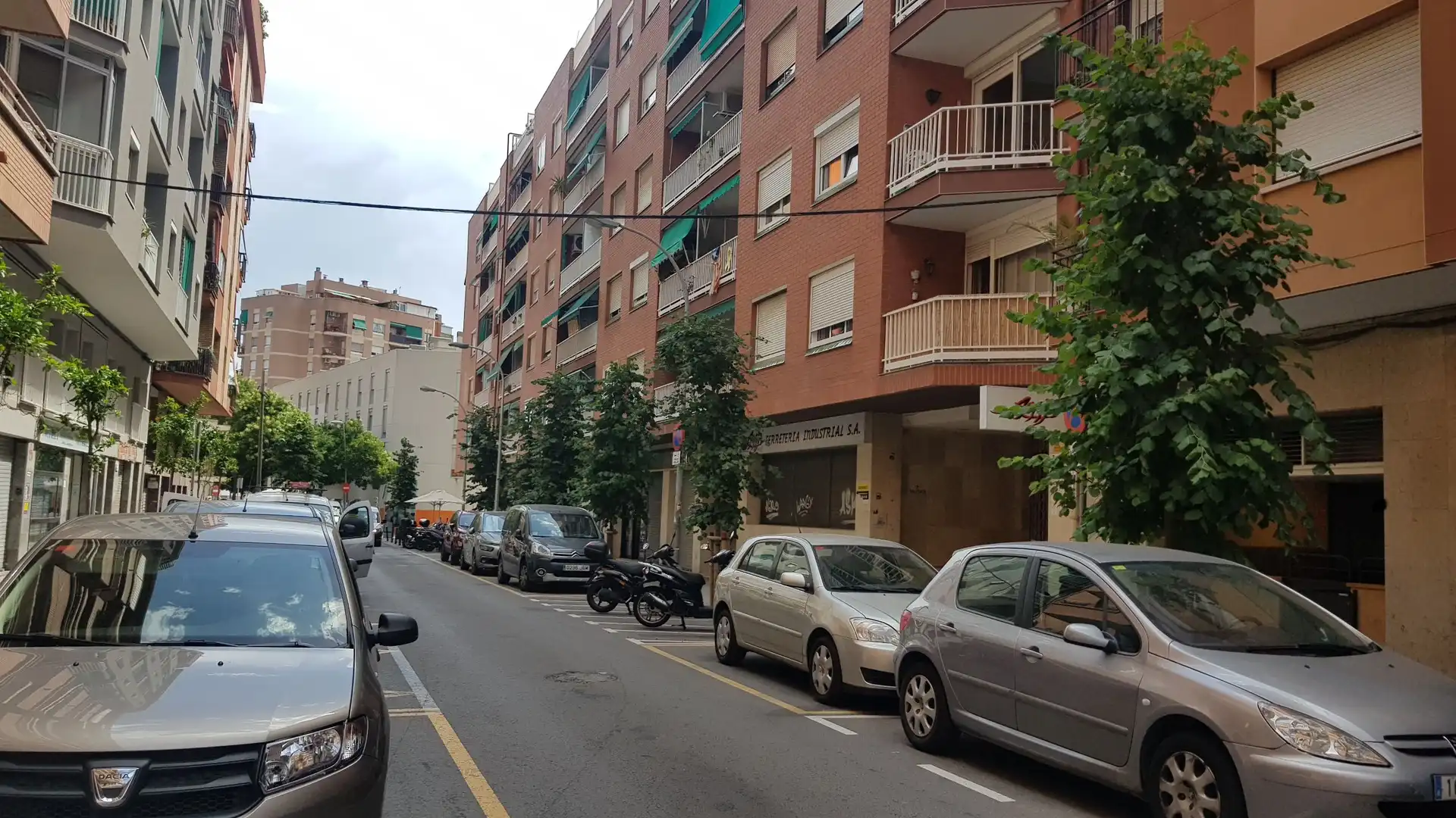 Außenansicht von Fabrikhallen zum Verkauf in L'Hospitalet de Llobregat mit Heizung und Alarm