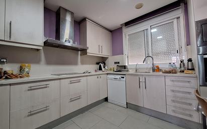 Küche von Einfamilien-Reihenhaus zum verkauf in Terrassa mit Klimaanlage, Terrasse und Balkon