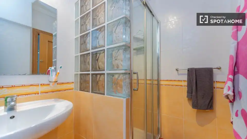 Baño de Piso de alquiler en Valencia con Aire acondicionado, Calefacción y Amueblado
