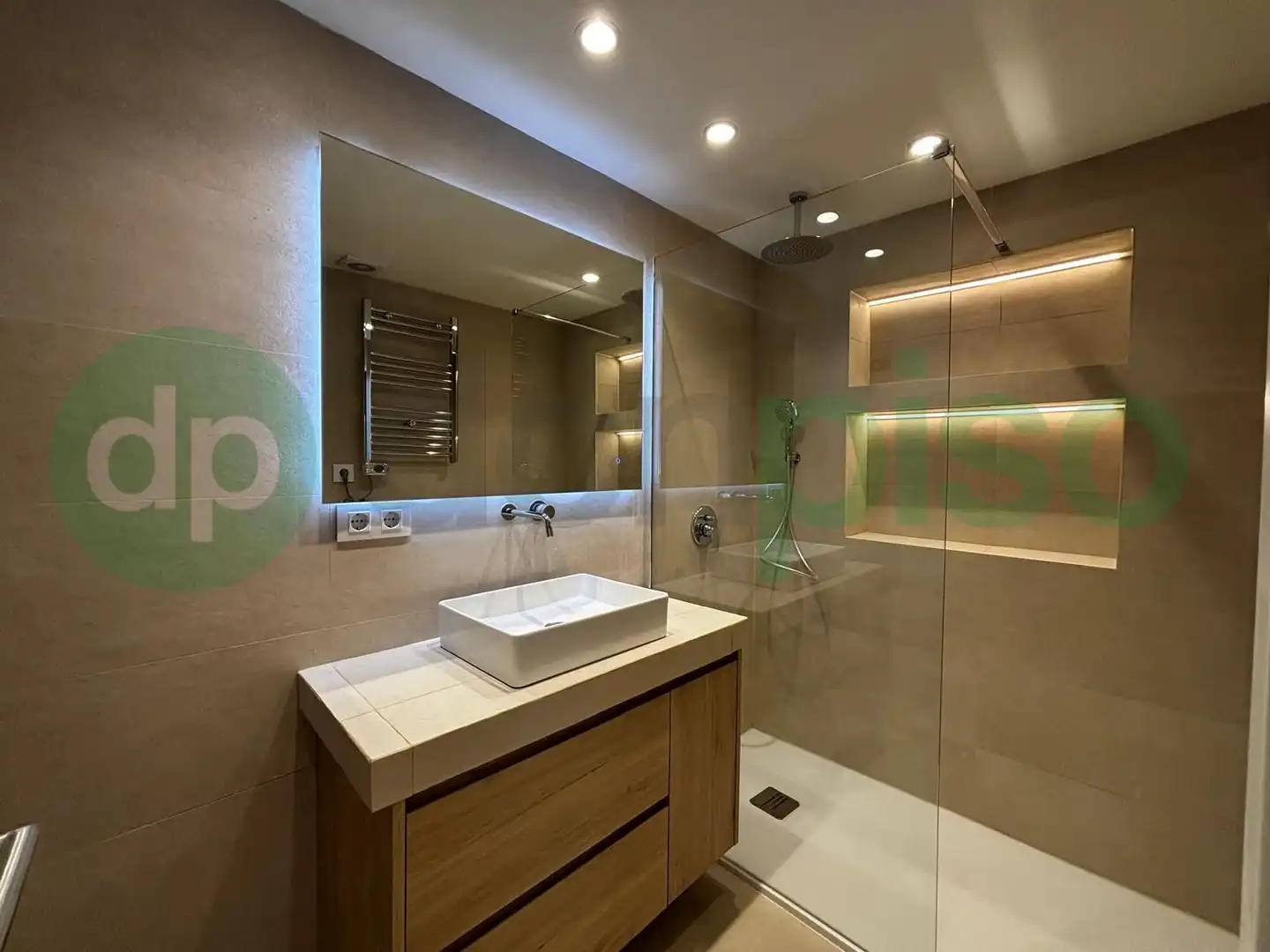 Bathroom of Flat for sale in Madrid  with Air Conditioner, Parquet flooring and Furnished