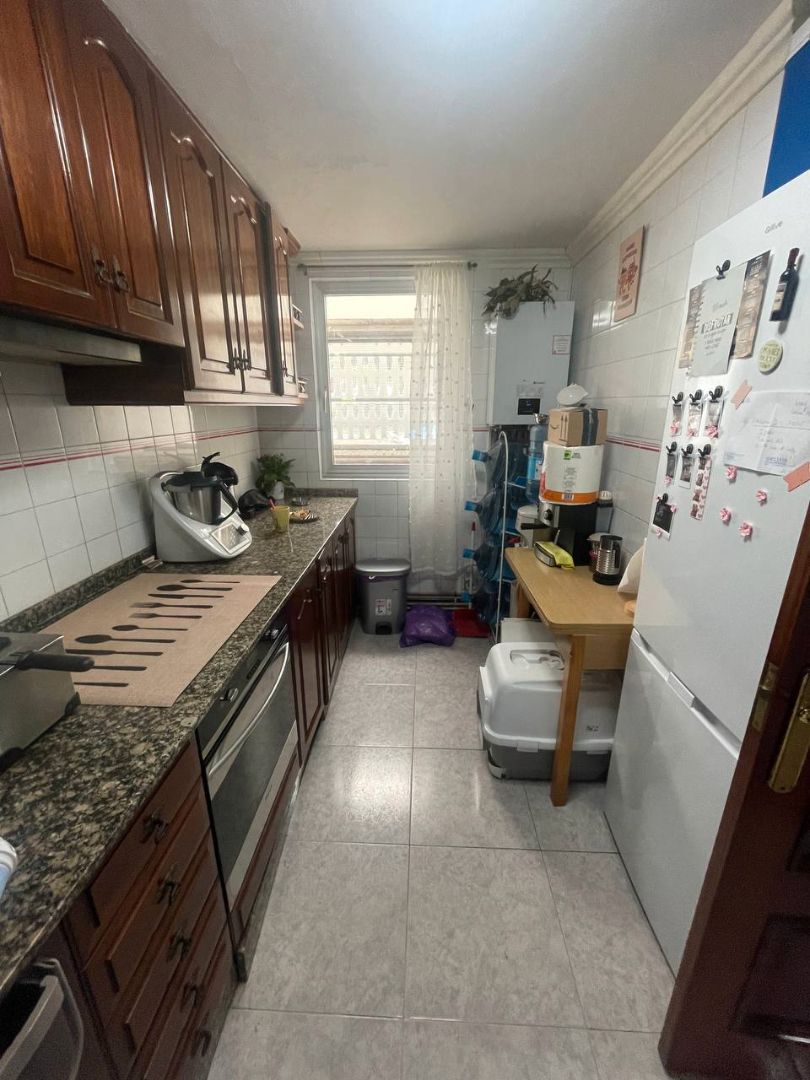 Cuina de Apartament de lloguer en Culleredo amb Calefacció, Parquet i Moblat