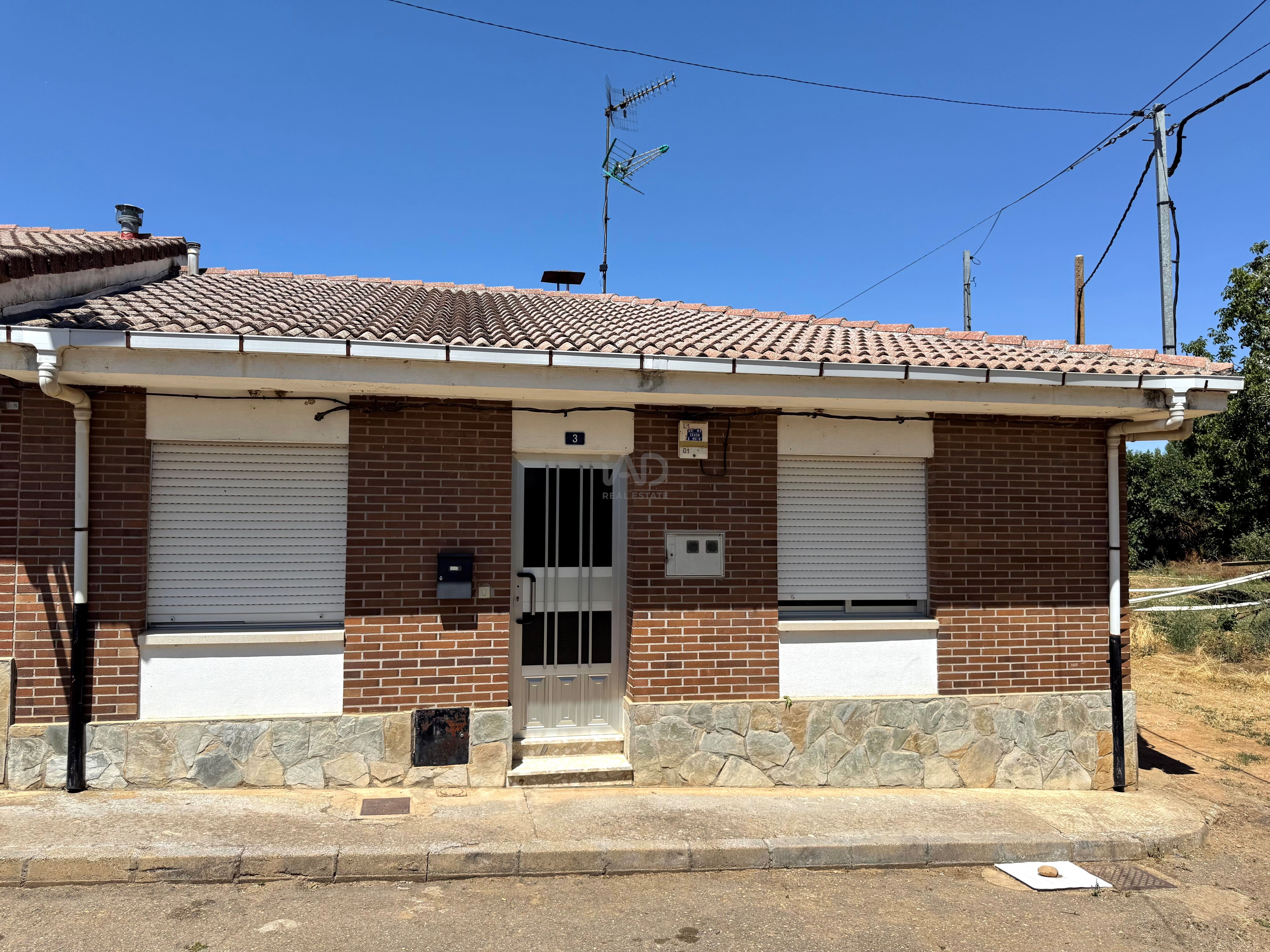 Vista exterior de Casa adosada en venta en Villamañán con Calefacción