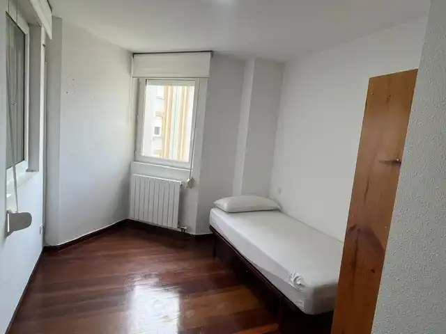 Schlafzimmer von Wohnung zur Miete in Santa Cruz de Bezana mit Heizung, Parkett und Möbliert
