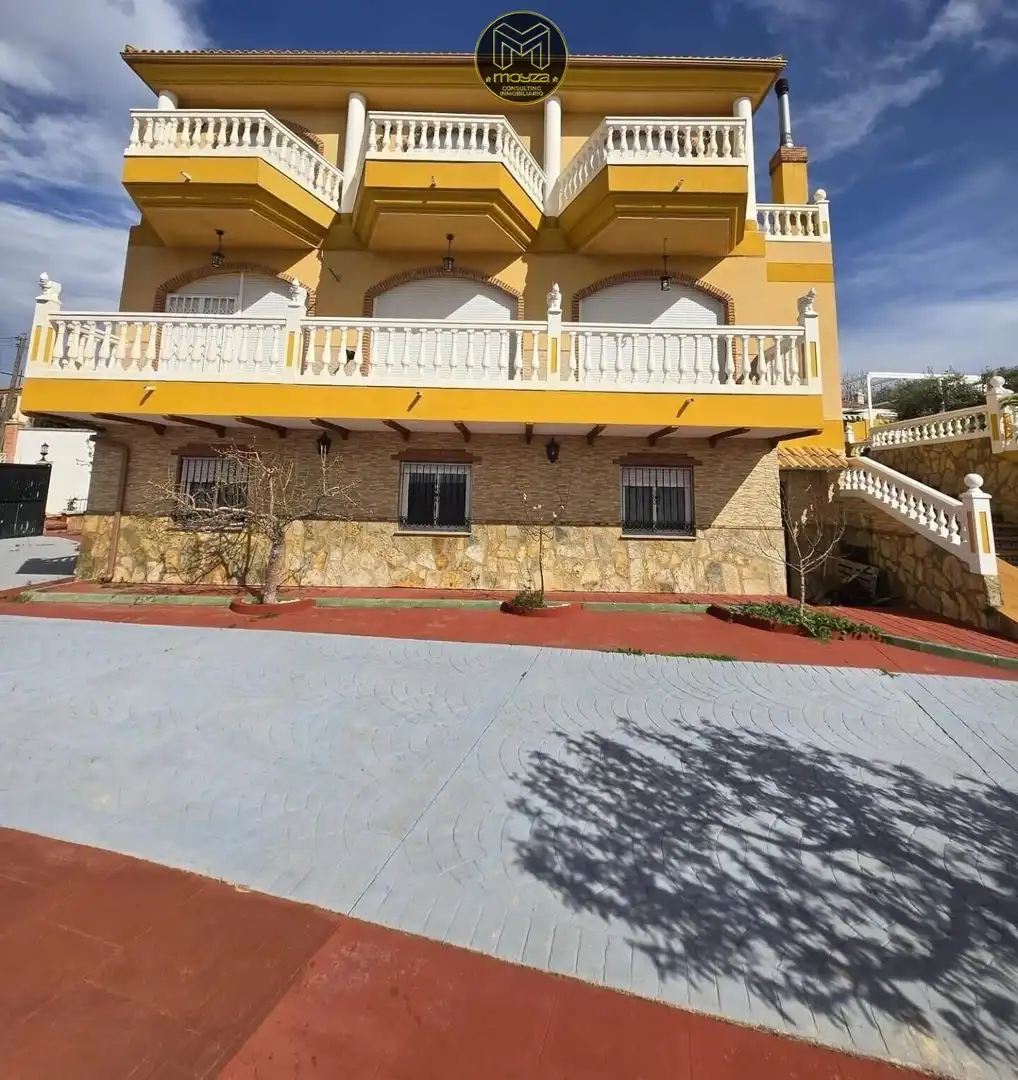 Vista exterior de Casa o xalet en venda en Jaén amb Aire condicionat, Traster i Piscina