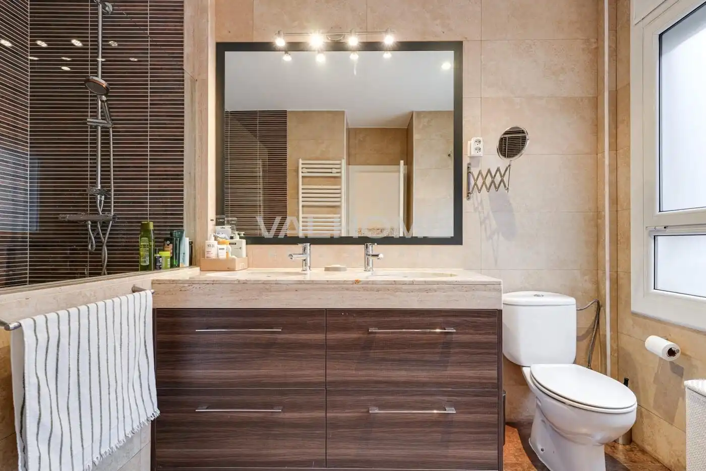 Badezimmer von Einfamilien-Reihenhaus zum Verkauf in Sant Cugat del Vallès mit Heizung, Privatgarten und Parkett