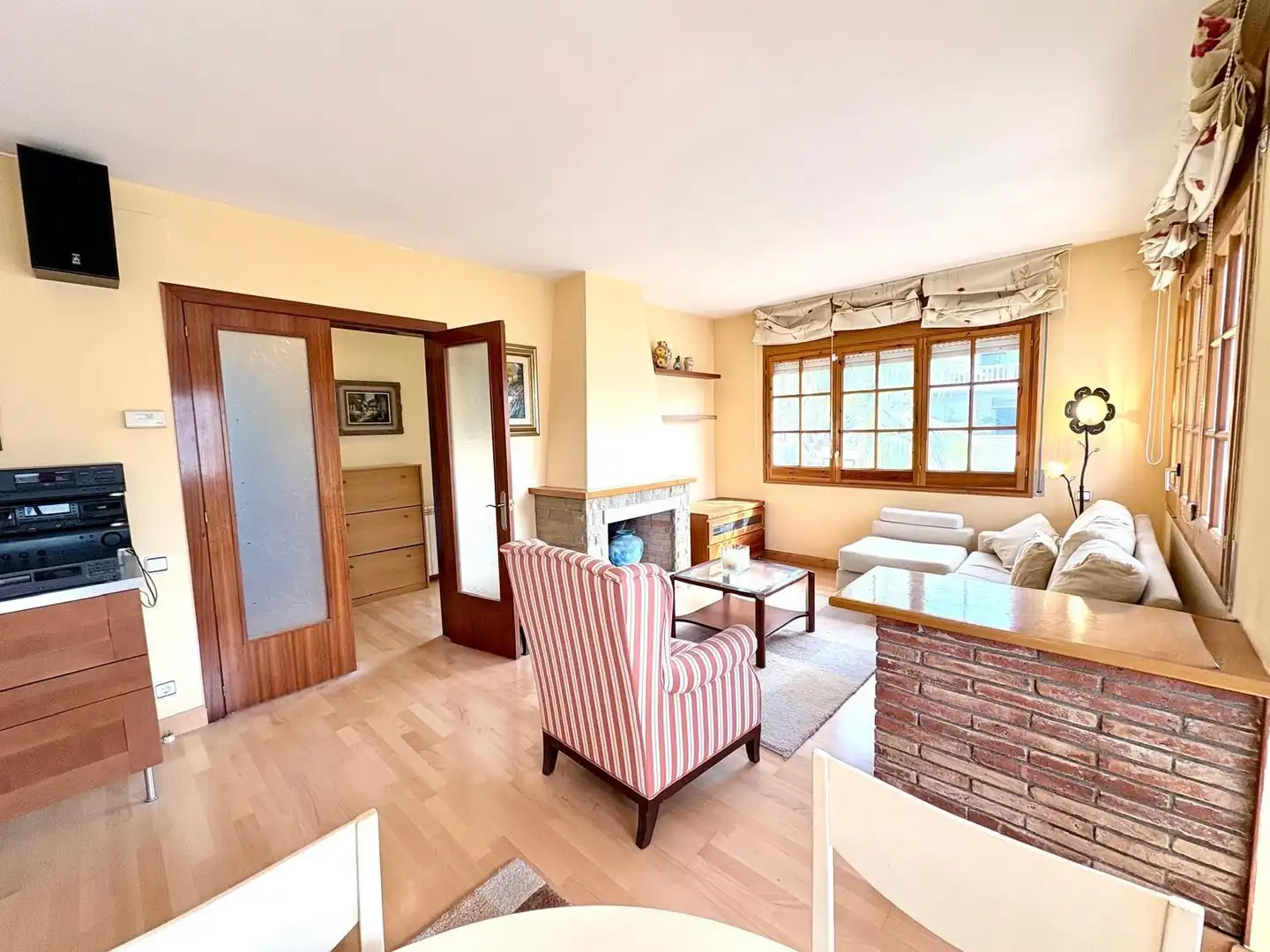 Sala de estar de Casa o chalet en venta en Lliçà d'Amunt con Aire acondicionado, Calefacción y Jardín privado