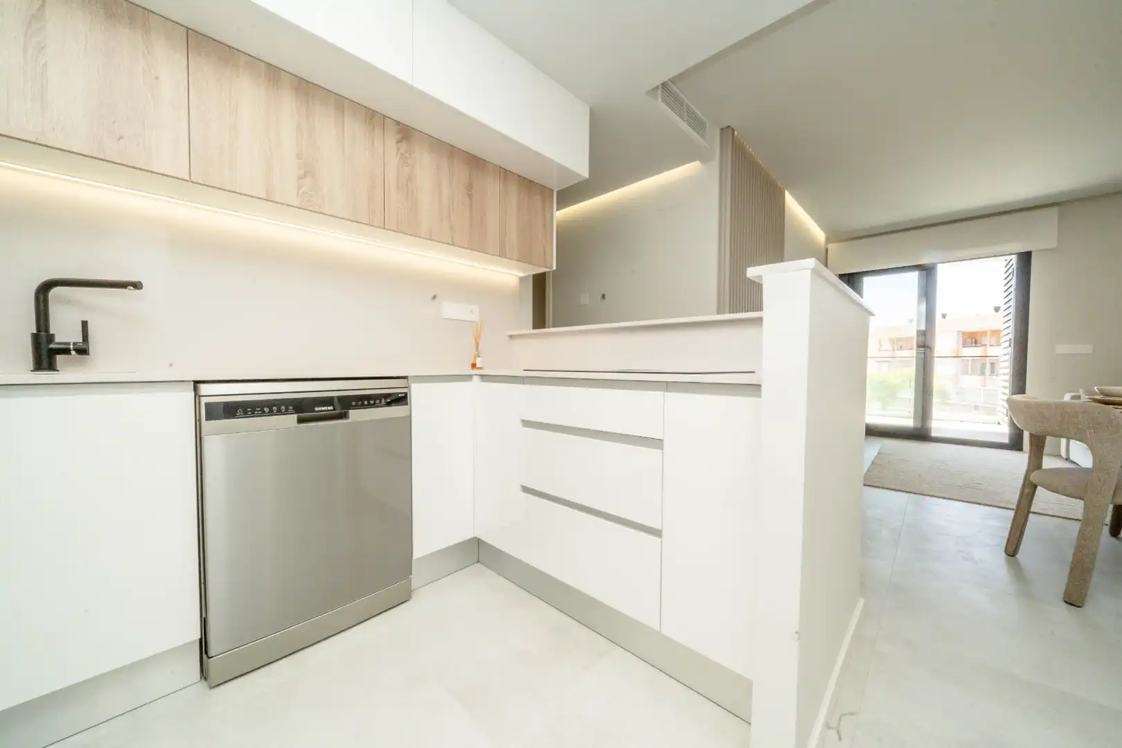 Cuina de Casa o xalet en venda en Pilar de la Horadada amb Jardí privat, Terrassa i Traster