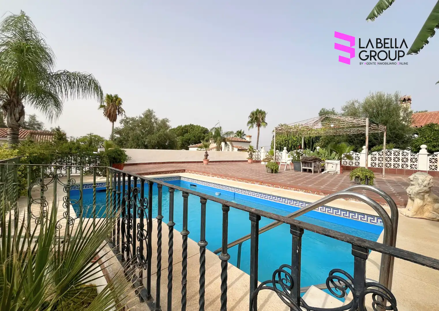 Vista exterior de Casa o xalet en venda en Alhaurín de la Torre amb Aire condicionat, Jardí privat i Terrassa