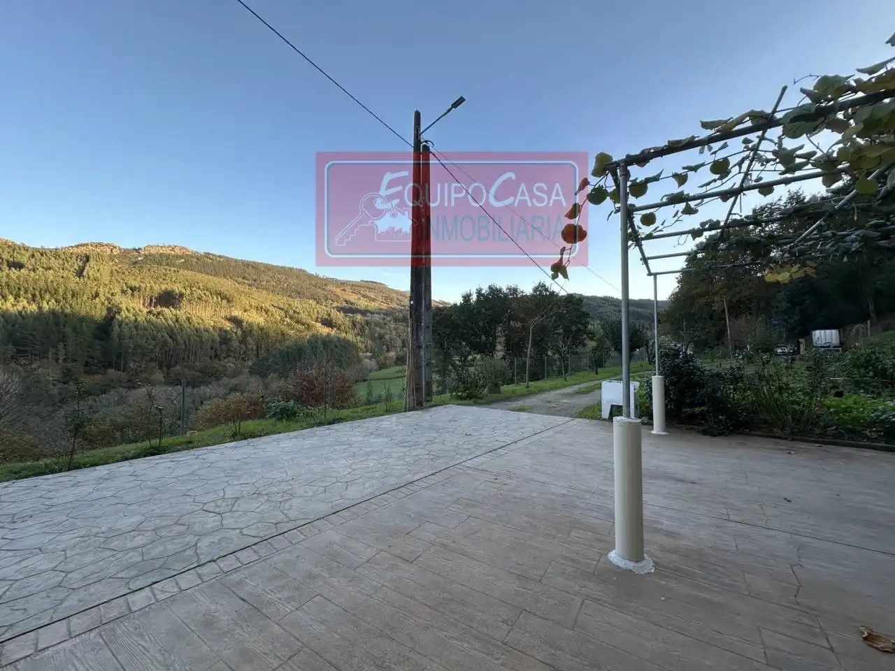 Vista exterior de Casa o xalet en venda en Ribeira de Piquín amb Calefacció, Jardí privat i Moblat