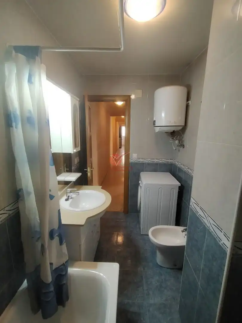 Baño de Piso de alquiler en Cuenca con Calefacción, Terraza y Amueblado