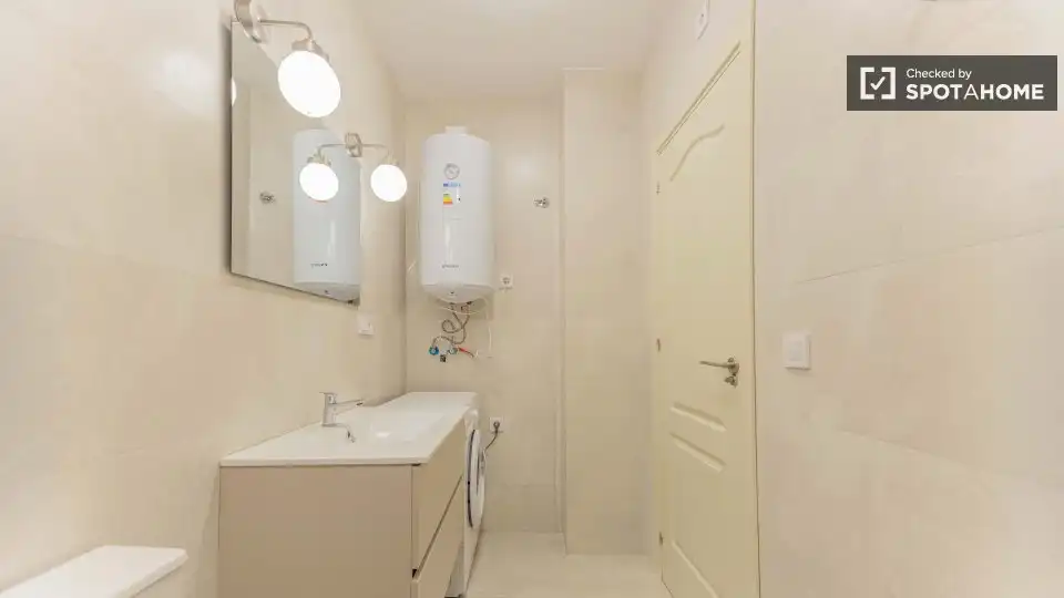Baño de Piso de alquiler en Valencia con Aire acondicionado, Calefacción y Amueblado